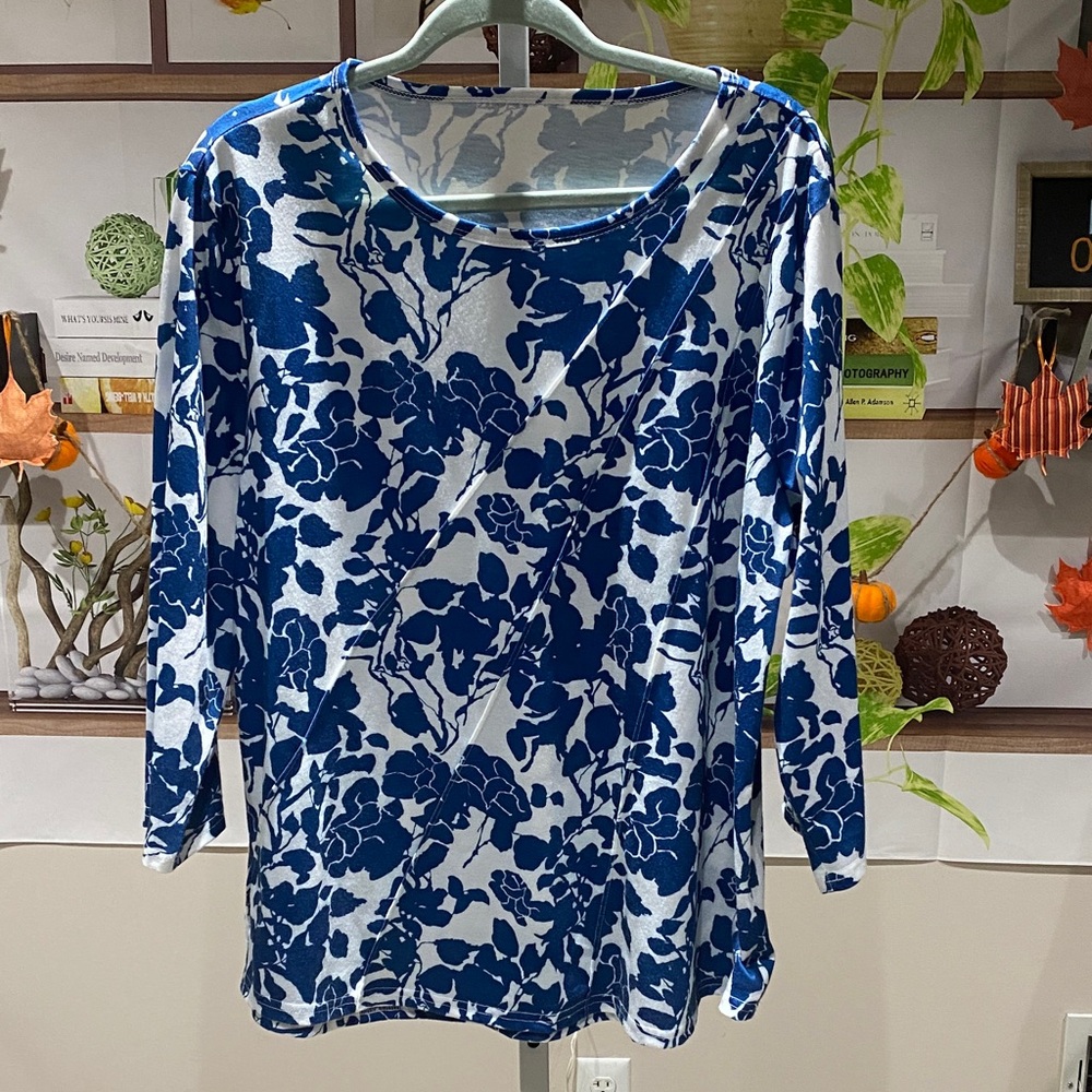 Floral Blue and White Women's Top size XXL. Ptp is 25.